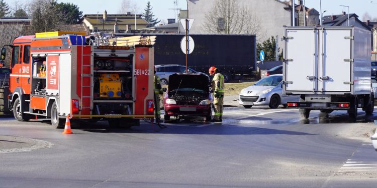 Na rondzie palił się samochód