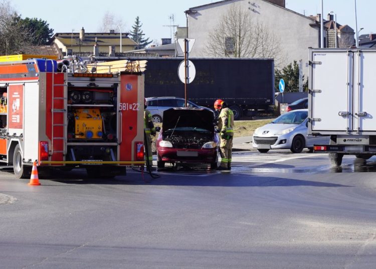 Na rondzie palił się samochód