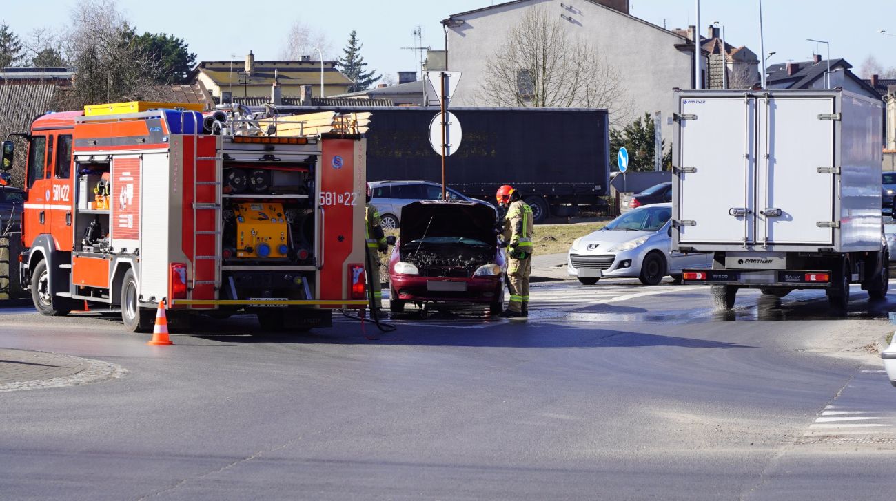 Na rondzie palił się samochód
