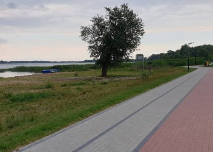 Samochody niszczą nową promenadę