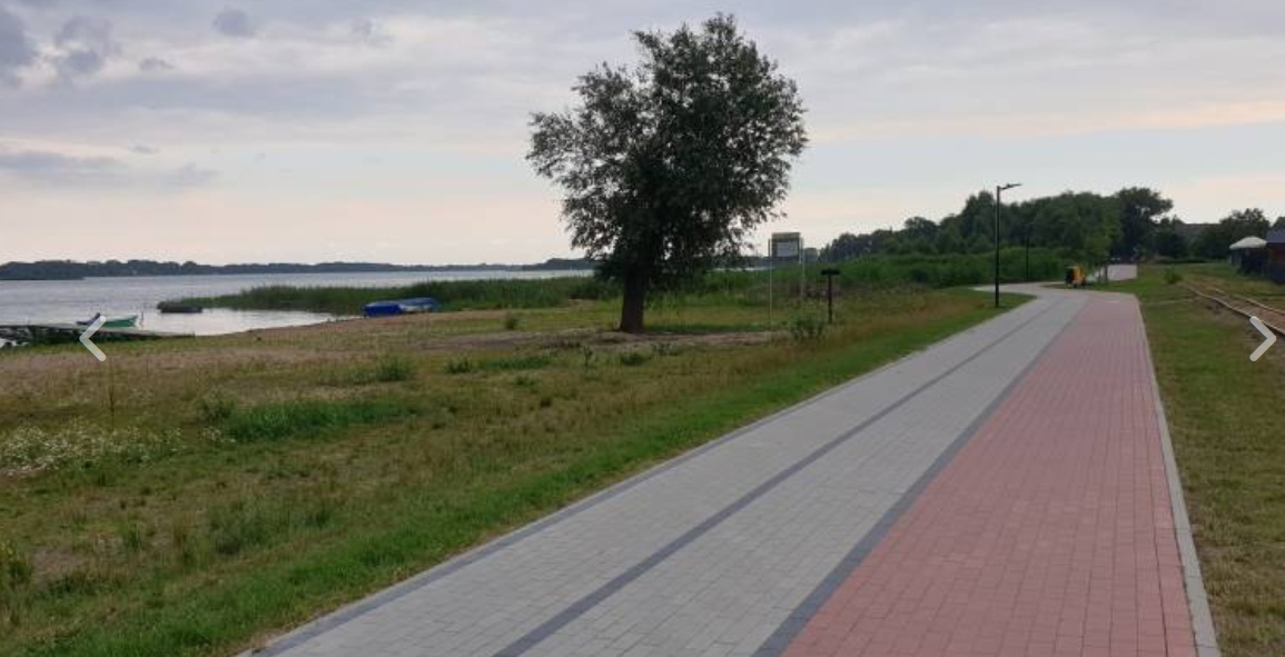 Samochody niszczą nową promenadę