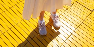 Jak dobrać buty do spódnicy midi w zależności od fasonu?