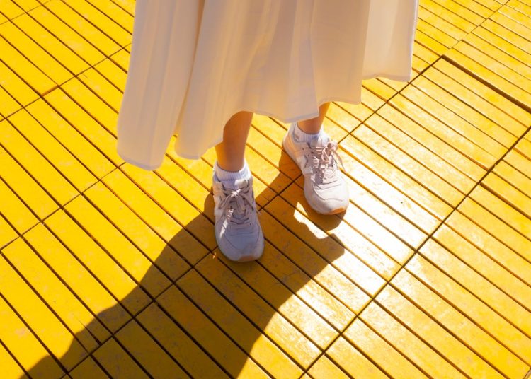 Jak dobrać buty do spódnicy midi w zależności od fasonu?