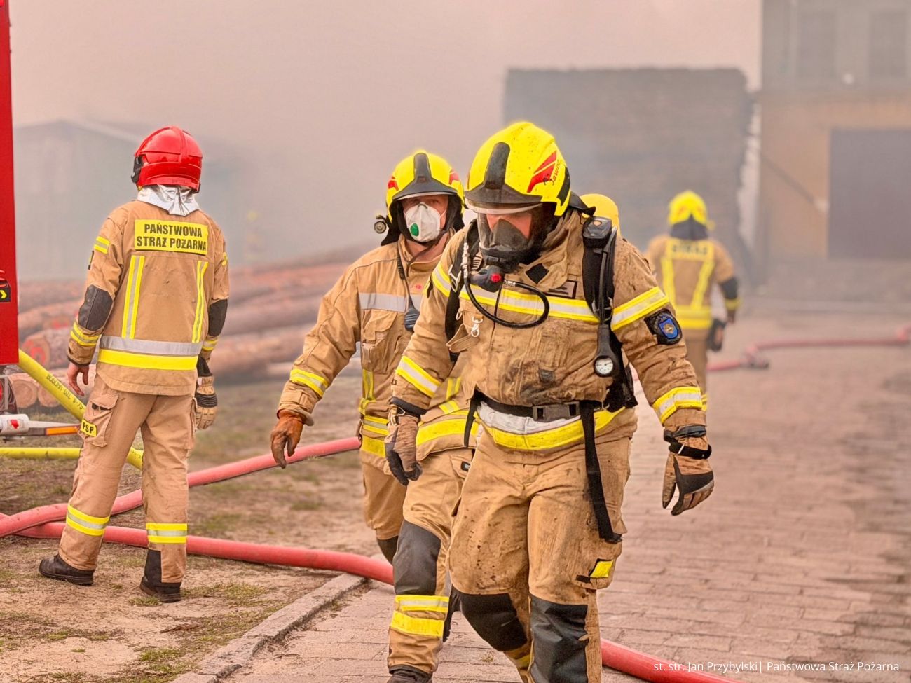 Paliła się stolarnia. 11 zastępów w akcji