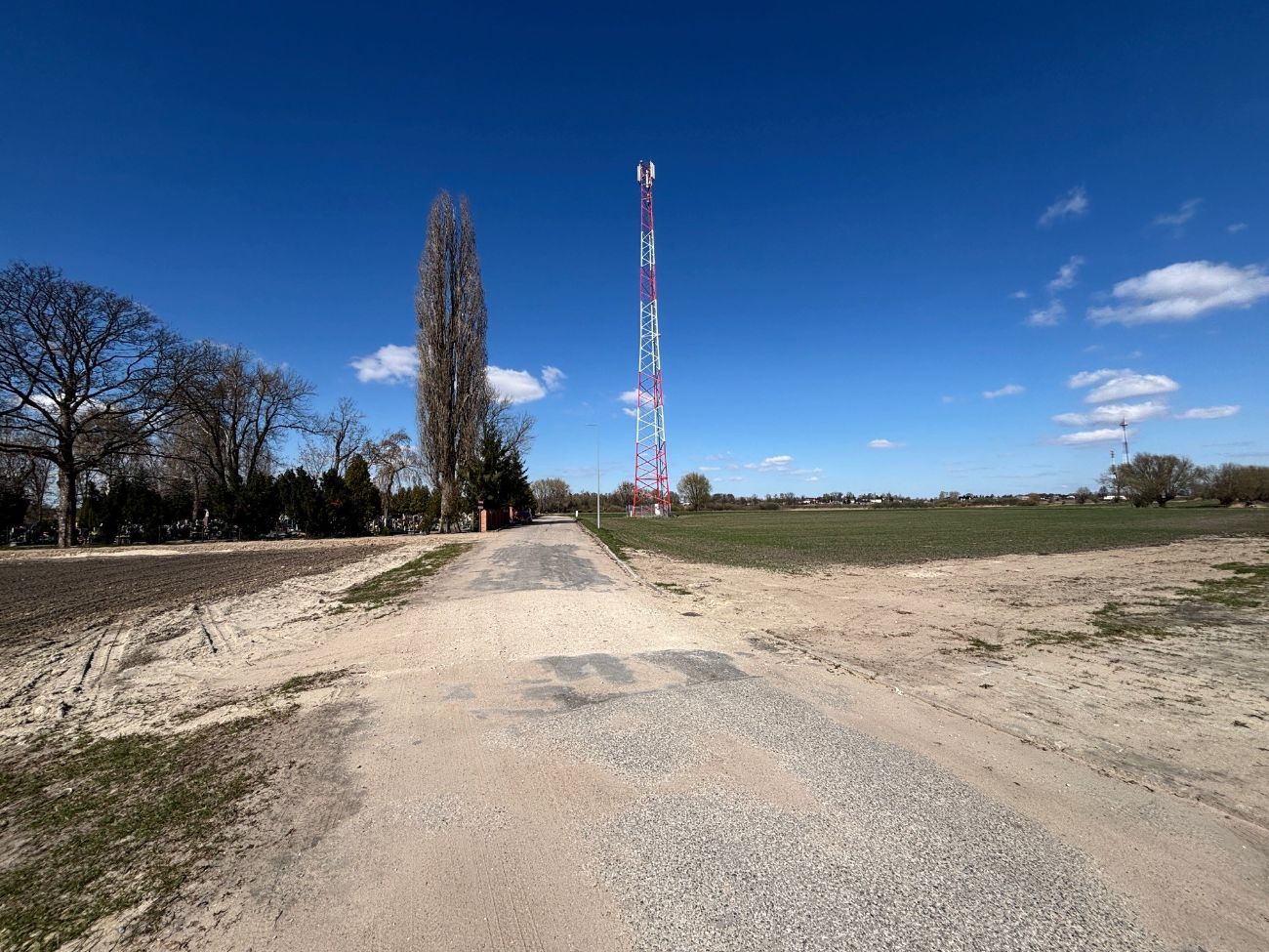 Naprzeciwko cmentarza ma powstać parking