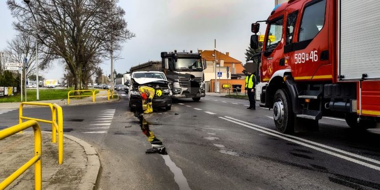 Groźnie na Wyszyńskiego. Jedna osoba trafiła do szpitala 