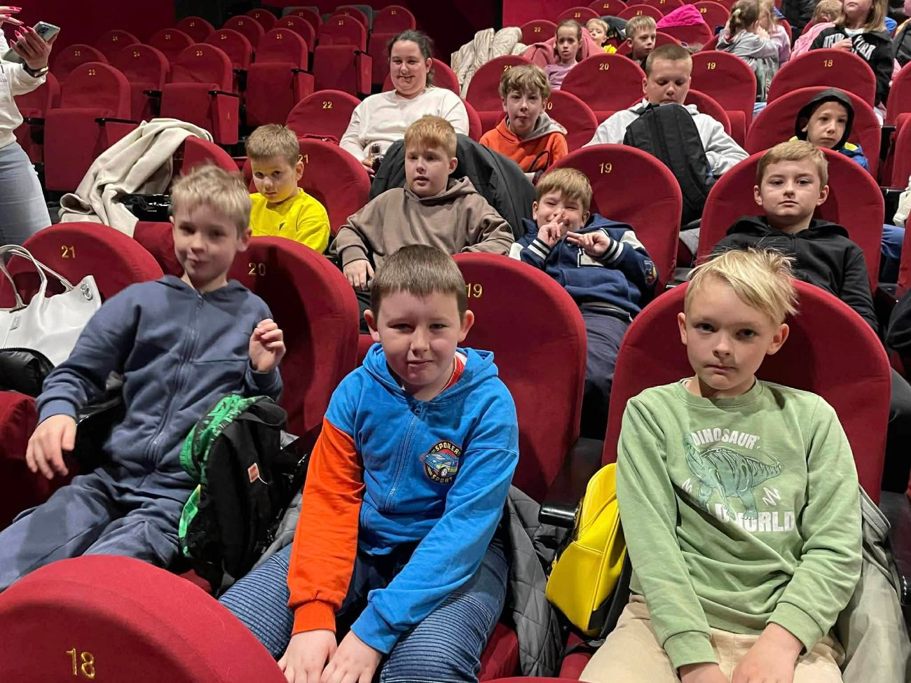 Cienin Kościelny – dzieci na spektaklu teatralnym