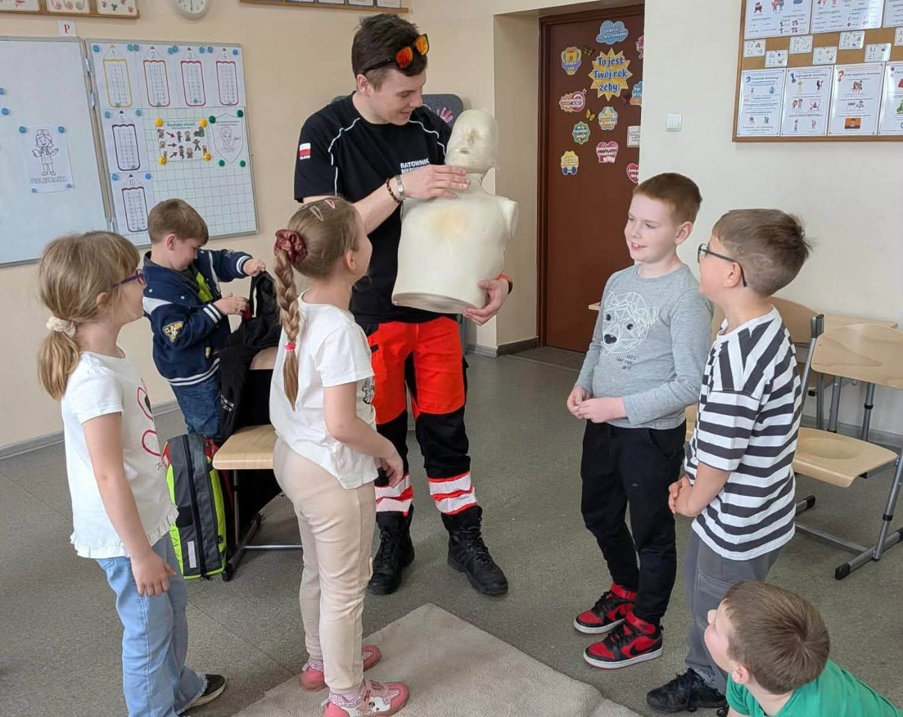 Cienin Kościelny – dzieci na spektaklu teatralnym