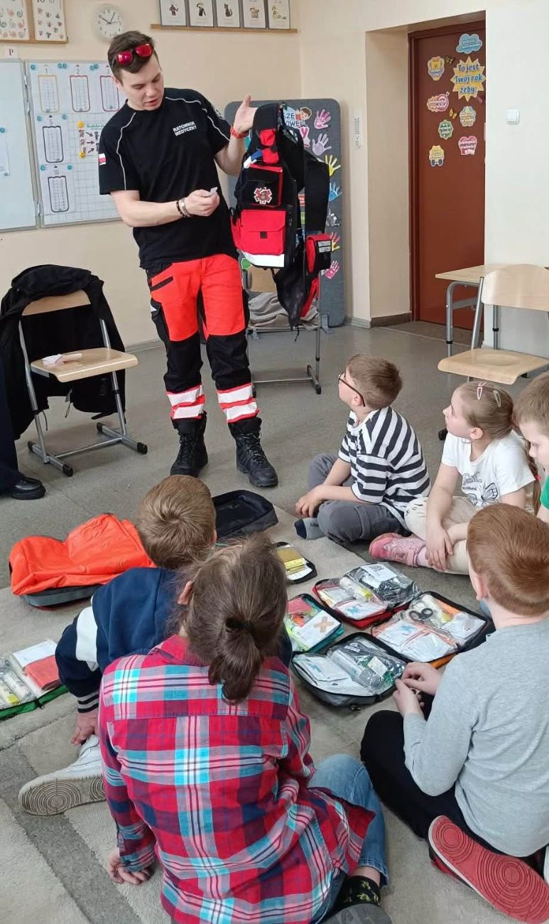 Cienin Kościelny – dzieci na spektaklu teatralnym