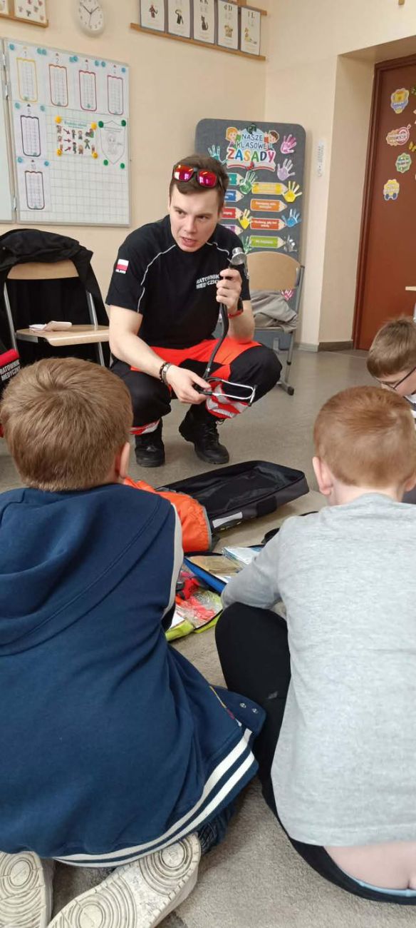 Cienin Kościelny – dzieci na spektaklu teatralnym