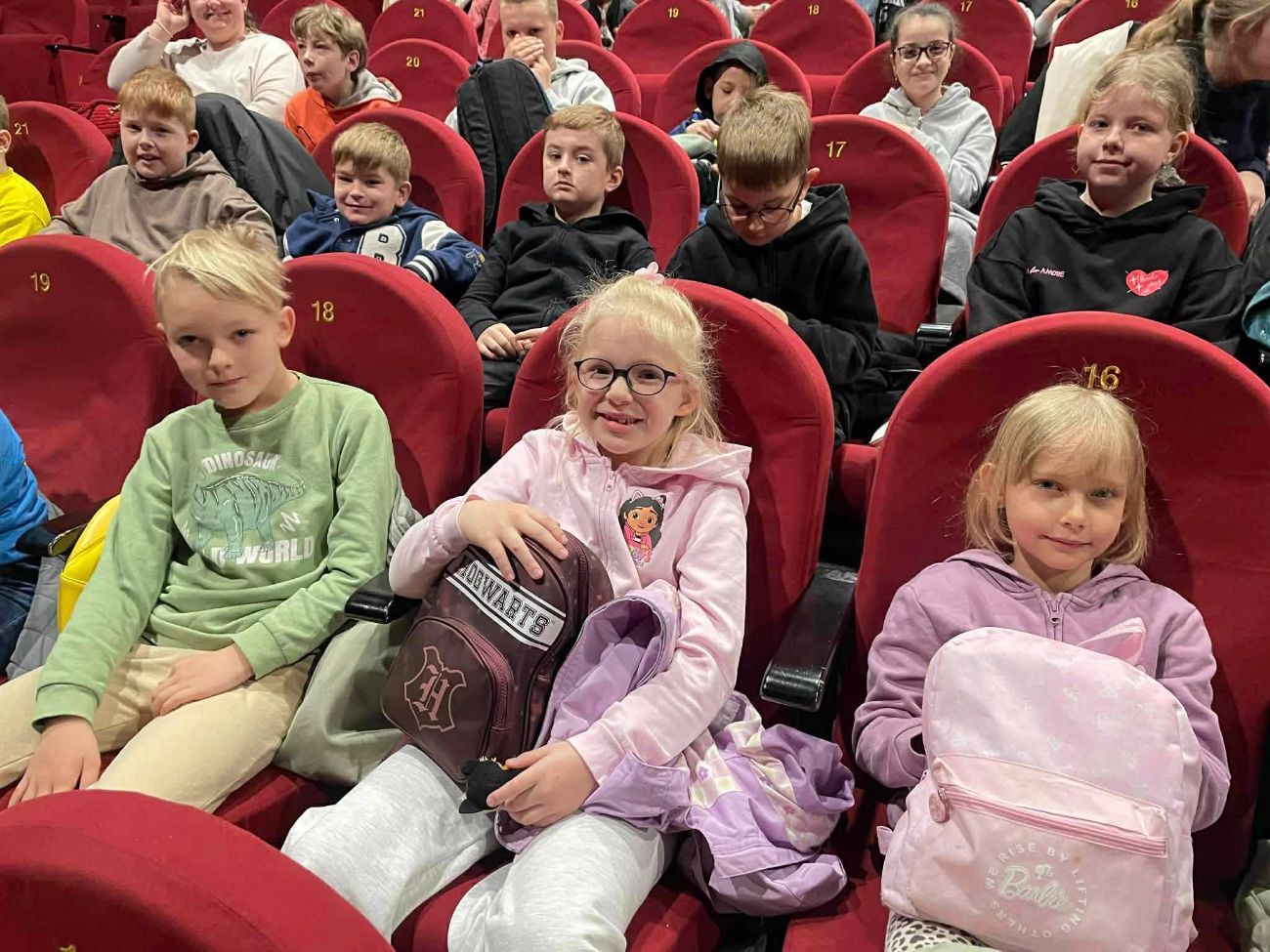 Cienin Kościelny – dzieci na spektaklu teatralnym