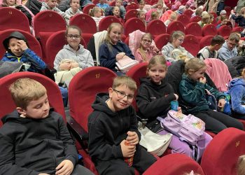 Cienin Kościelny – dzieci na spektaklu teatralnym