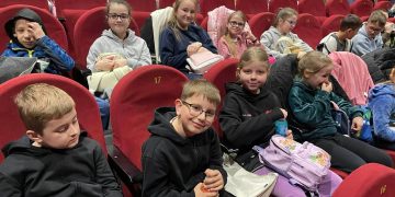 Cienin Kościelny – dzieci na spektaklu teatralnym