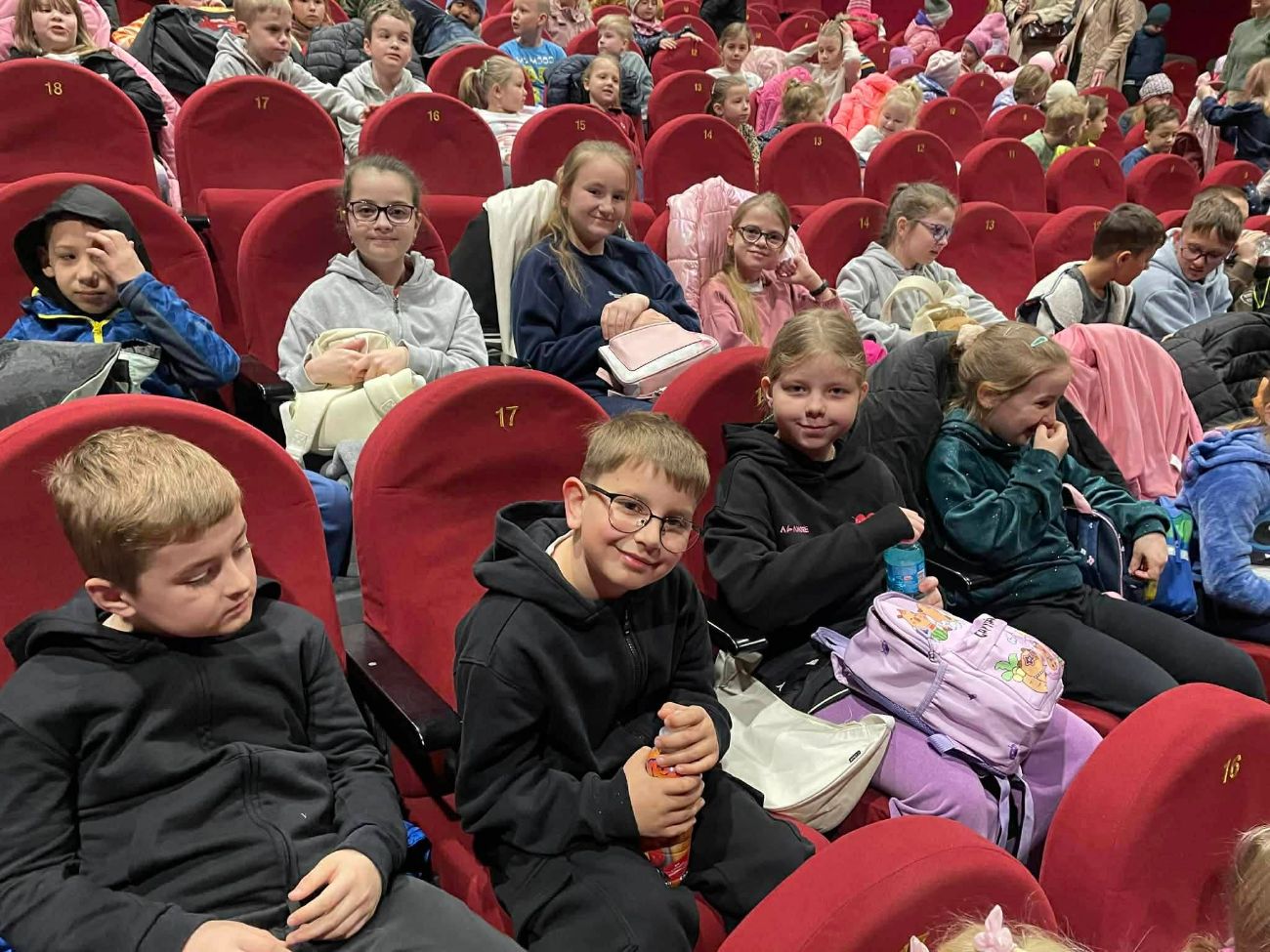 Cienin Kościelny – dzieci na spektaklu teatralnym