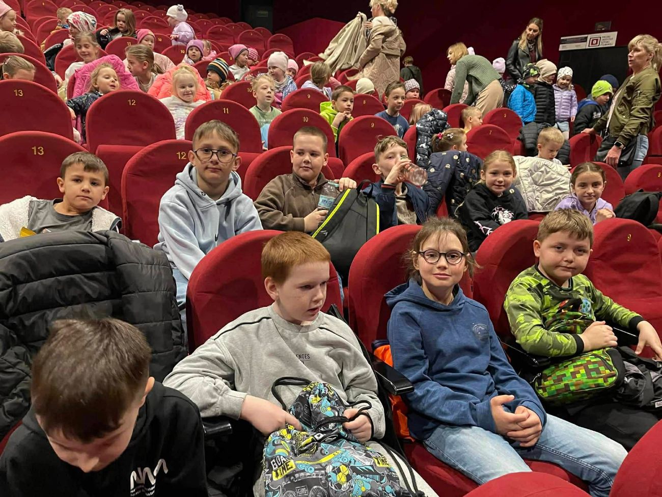 Cienin Kościelny – dzieci na spektaklu teatralnym