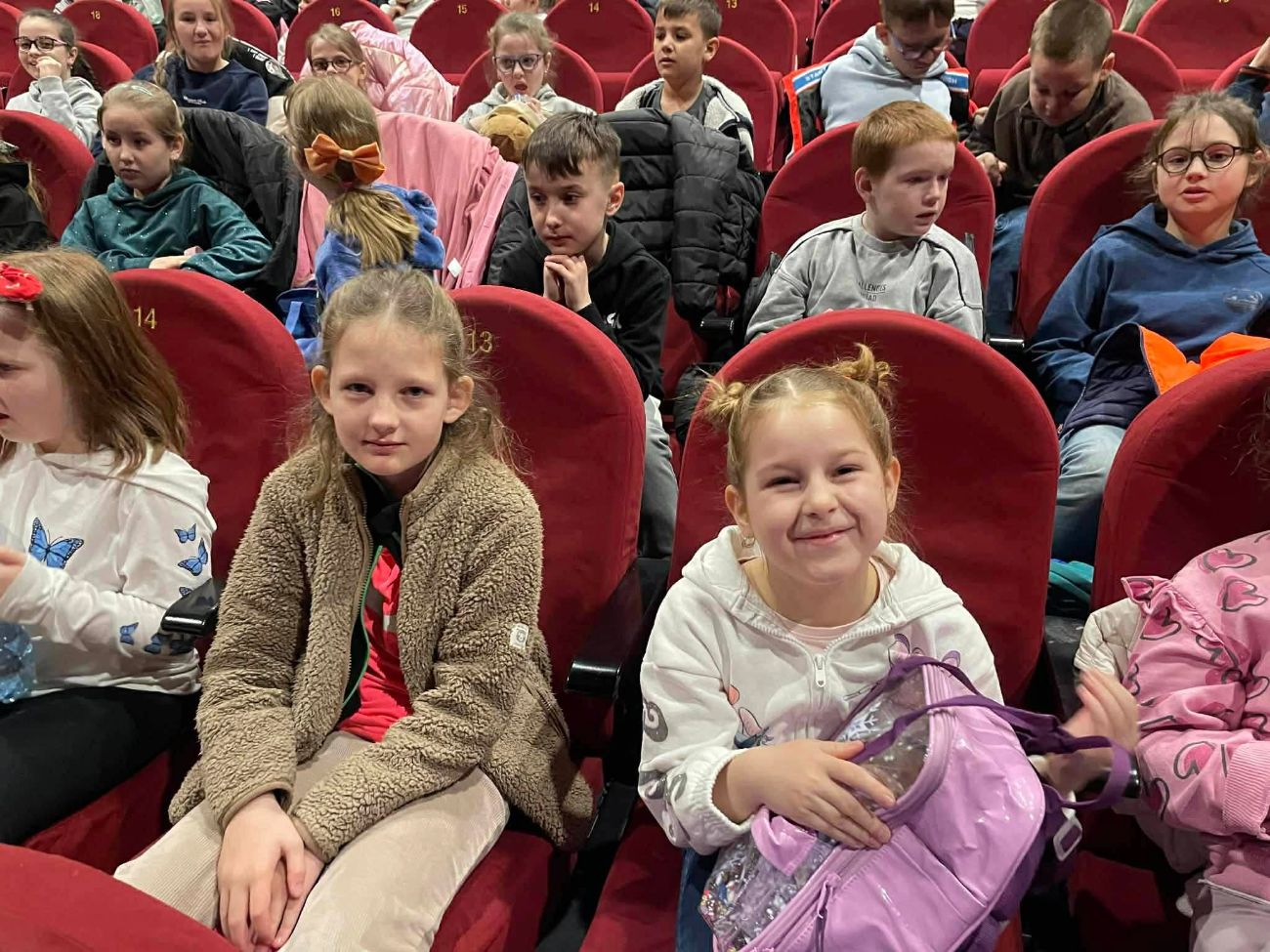 Cienin Kościelny – dzieci na spektaklu teatralnym