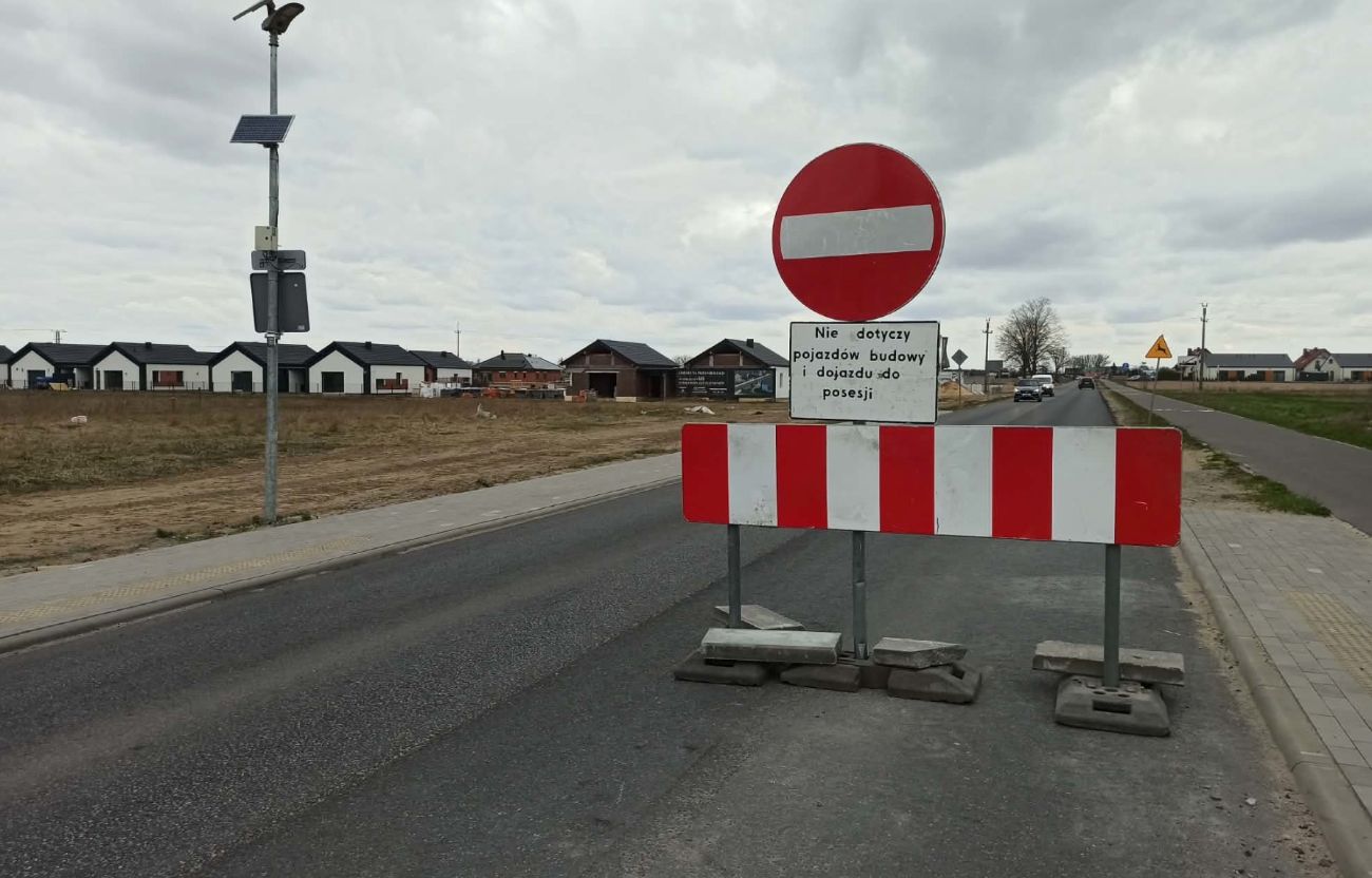 Pierwsza warstwa asfaltu już jest. Kiedy otworzą drogę do Giewartowa?