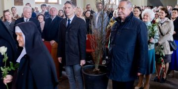 Do kościoła przynieśli… drzewo