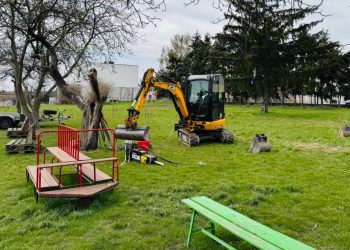 Budują plac zabaw przy przedszkolu