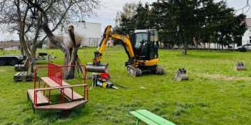 Budują plac zabaw przy przedszkolu