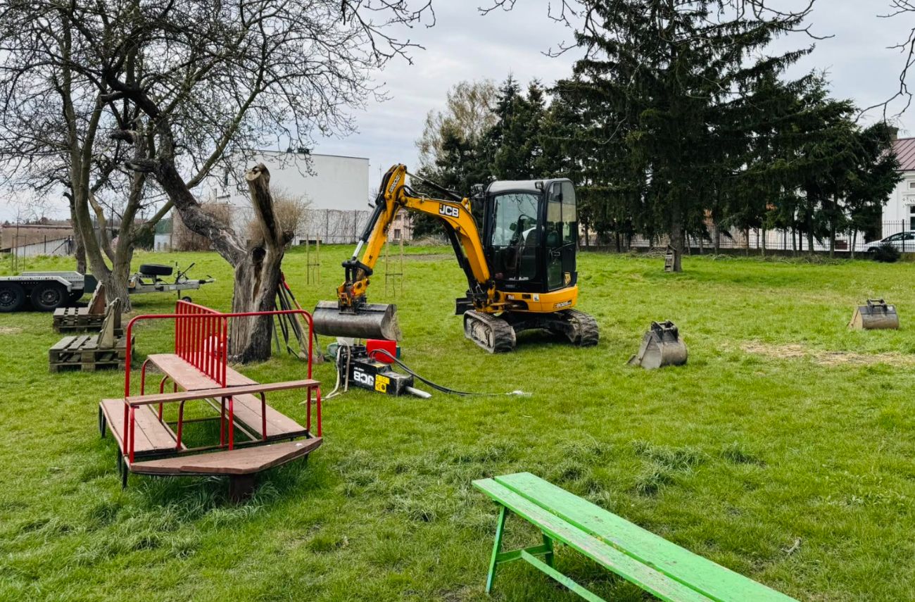 Budują plac zabaw przy przedszkolu