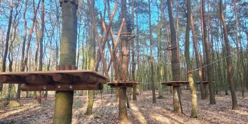 W Słupcy powstaje park linowy. Od kiedy będzie można korzystać?