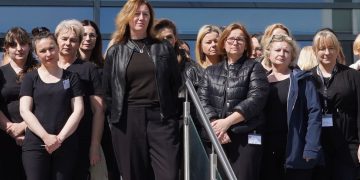 Pracownicy szpitala ubrani na czarno. Była minuta ciszy