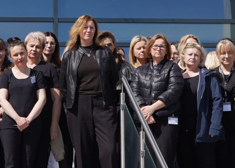 Pracownicy szpitala ubrani na czarno. Była minuta ciszy