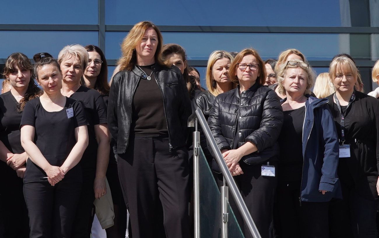 Pracownicy szpitala ubrani na czarno. Była minuta ciszy