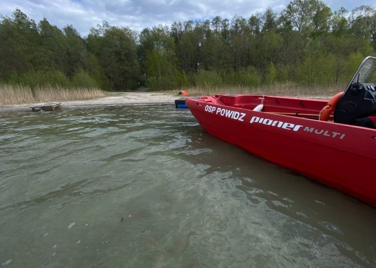Wywrócona łódka. Dzieci wpadły do wody