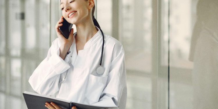 Pułapka internetowych objawów. Kto naprawdę stawia Twoją pierwszą diagnozę?