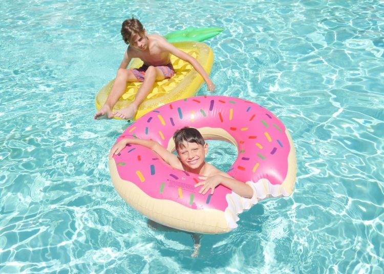 Wypoczynek i regeneracja w Poddębicach. Jak zaplanować wyjazd na baseny geotermalne?