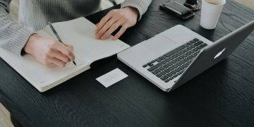 Co piąta firma prowadzona przez osobę fizyczną w Słupcy działa w handlu. Jak nie pogubić się w fakturach, kosztach i terminach?