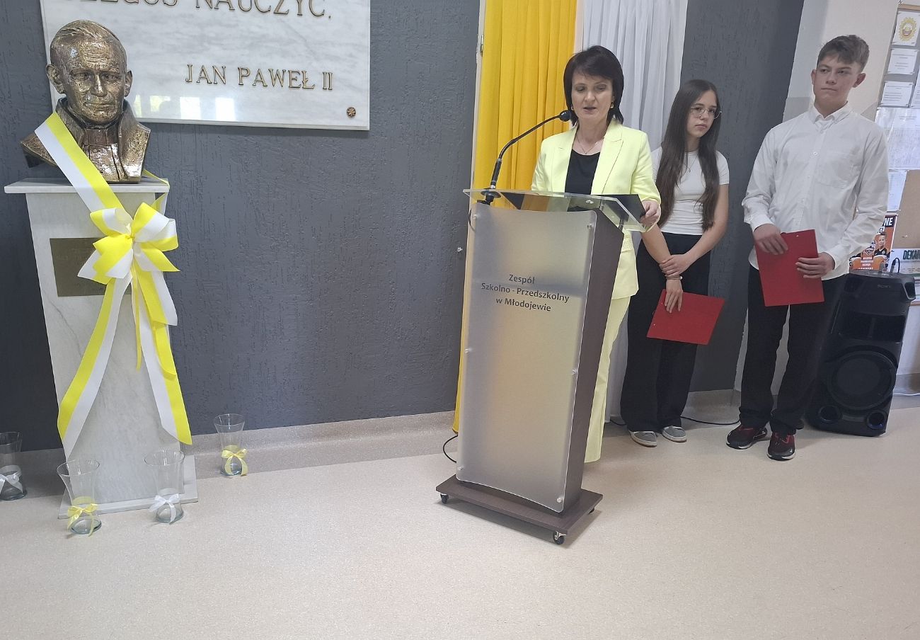 Ceremonia odsłonięcia i poświęcenia popiersia Jana Pawła II w Młodojewie