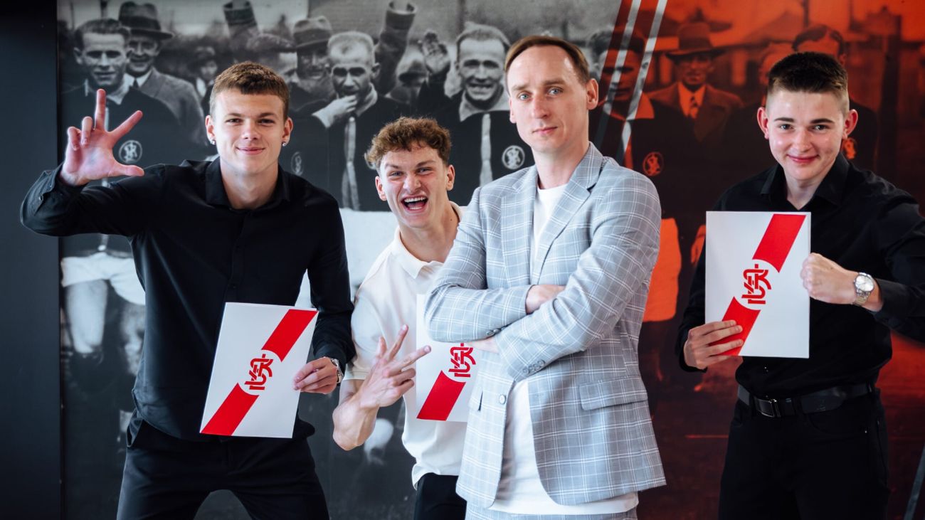 Podpisał profesjonalny kontrakt