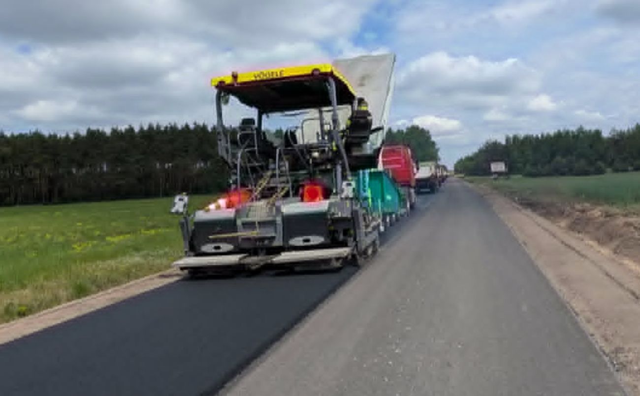 Na drodze Słupca-Giewartów wylewają asfalt. Jest apel do kierowców