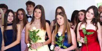 Ósmoklasiści dzisiaj się bawią. Zobacz zdjęcia z balu