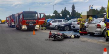 Zderzenie samochodu i motocykla. Groźnie na Fabrycznej