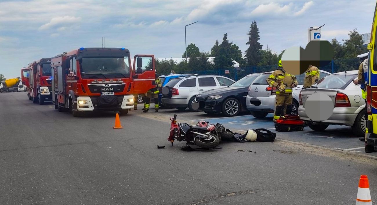 Zderzenie samochodu i motocykla. Groźnie na Fabrycznej