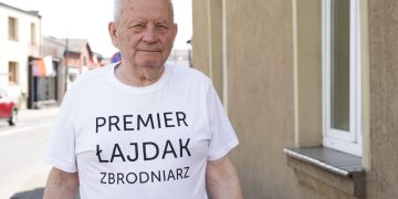W takiej koszulce pojechał do stolicy