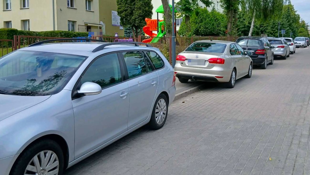 Problem z parkowaniem przy Ekonomiku. Co na to powiat?