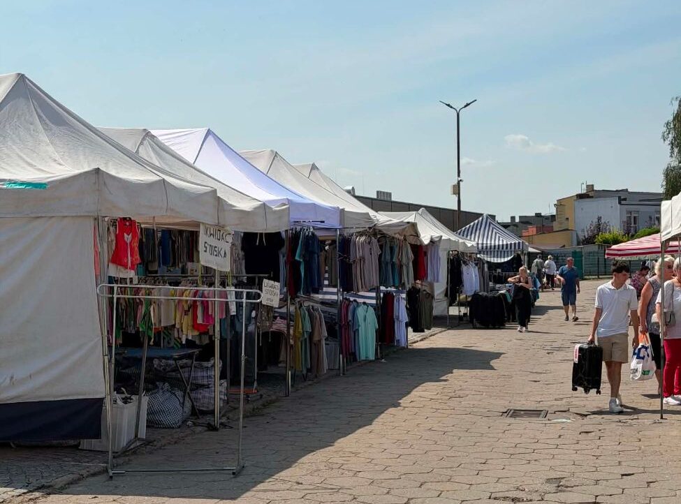 Kupcy oburzeni, miasto tłumaczy decyzję. Spór o plac targowy przed Wawrzynkami