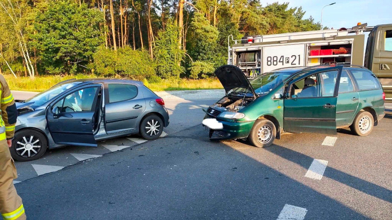 Groźne zderzenie na drodze pod Powidzem. Interweniowały liczne służby