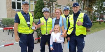 Policjanci przed szkołami