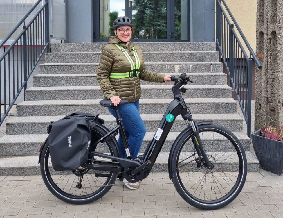 Koniec z czterema kółkami? W gminie Powidz urzędniczka przesiądzie się na elektryczny rower